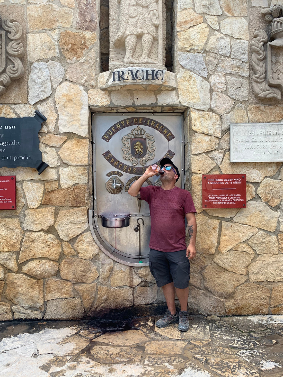 Pellegrino beve alla fontana del vino di Irache sul Cammino Francese