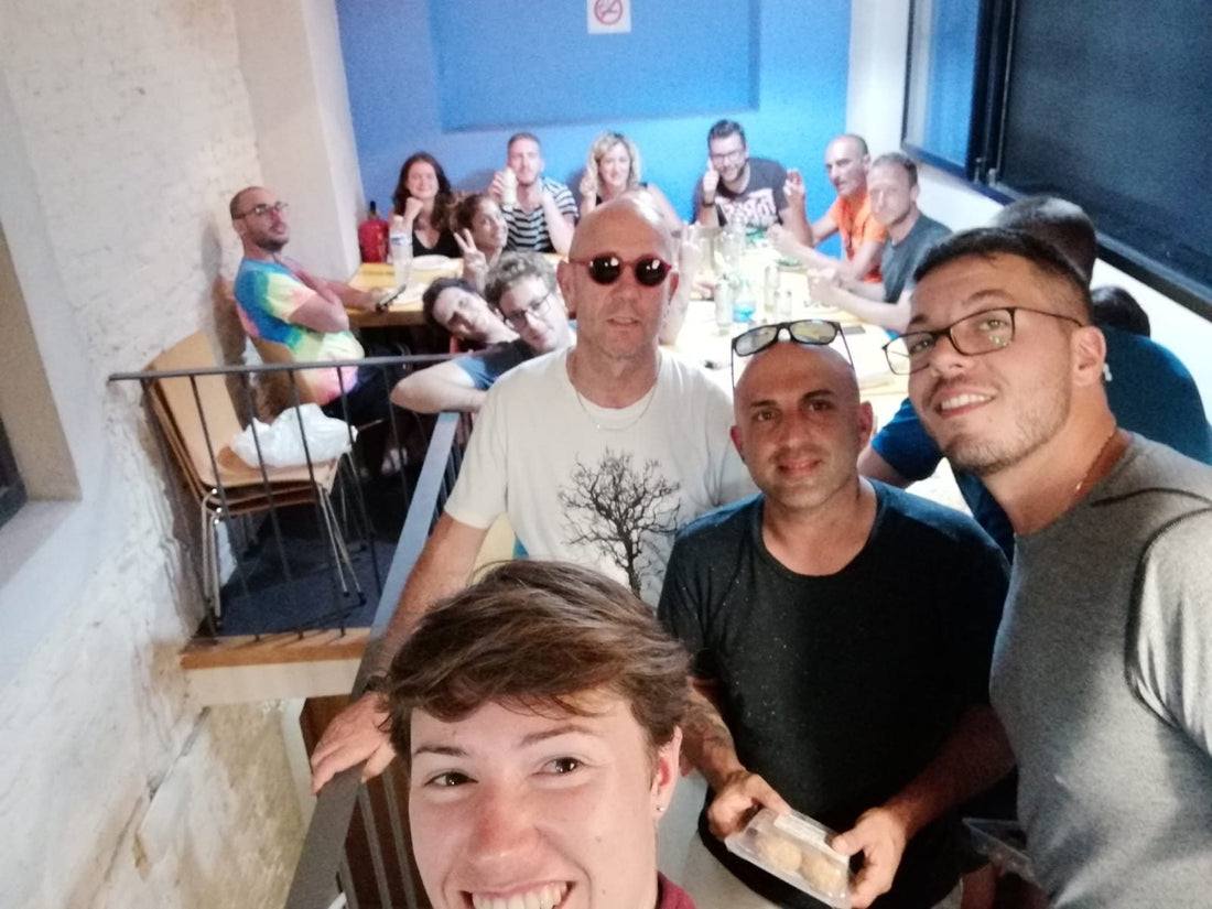 Cena di gruppo in un albergue sul Cammino di Santiago: una tavolata di pellegrini che si sono conosciuti quel giorno